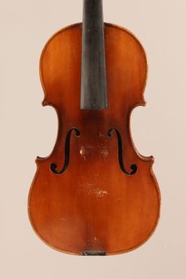un vieux violon avec un archet accroché à son dos