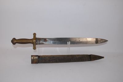 deux couteaux exposés sur une table