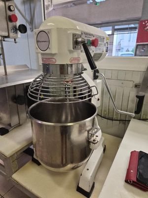un mixeur posé sur le plan de travail d'une cuisine