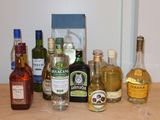 de nombreux types de bouteilles d'alcool sur la table