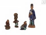 trois figurines représentant un homme, une femme et un enfant