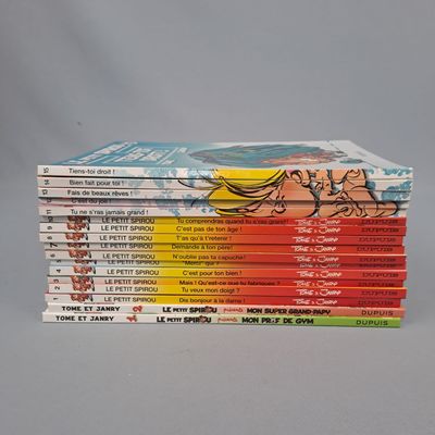 plusieurs livres pour enfants empilés sur une table