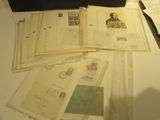 beaucoup de vieilles lettres et d'enveloppes posées sur une table