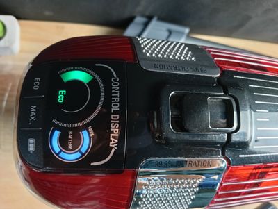 un gros plan d'une souris rouge et noire posée sur une table