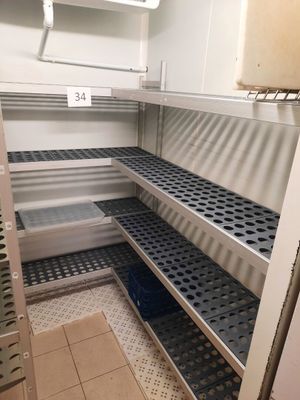 une étagère en métal au milieu d'une pièce