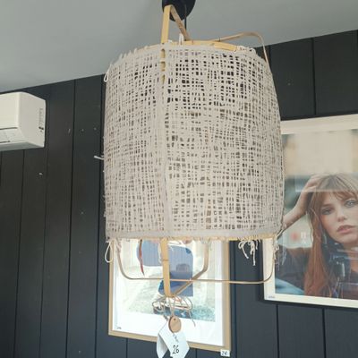une lampe suspendue au plafond d'une pièce