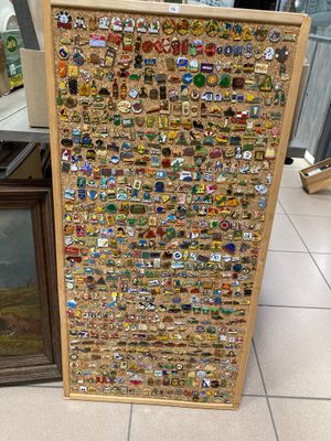 une photo d'une photo d'un réfrigérateur recouvert d'aimants