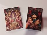 les deux livres sont posés sur une surface blanche