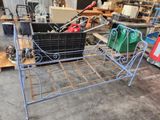 un cadre de lit en métal surmonté d'un panier