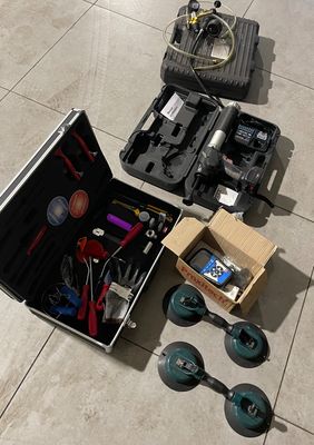 une valise posée par terre à côté d'une paire de chaussures