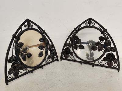 deux horloges posées côte à côte sur une table
