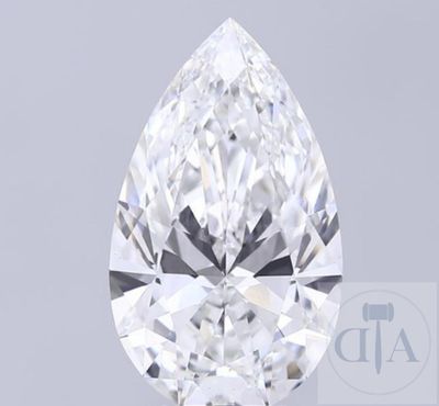 un diamant en forme de poire sur fond gris