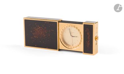 une horloge posée sur une boîte