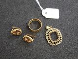 trois bagues en or et une bague avec une étiquette, posées sur une table