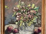 une peinture représentant un vase de fleurs et de fruits sur une table