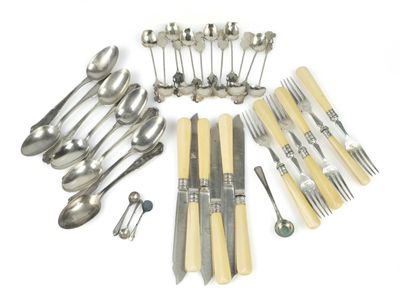COUVERTS EN ARGENT Ensemble comprenant un service en argent …