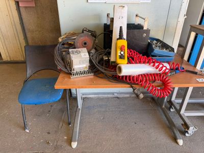 une table sur laquelle sont posés tout un tas d'appareils électriques