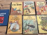 plusieurs livres posés sur une table, avec une chaise en arrière-plan