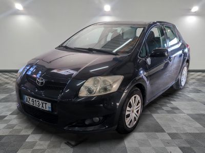 une photo d'une Toyota Yaris noire garée dans un showroom