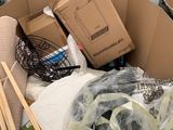 une boîte en carton contenant de nombreux objets sur le sol