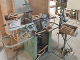 une machine placée au milieu d'une pièce
