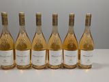 six bouteilles de vin sont alignées sur une table