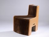 une chaise en bois posée sur une surface blanche