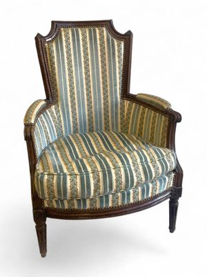 Bergère en bois mouluré teinté à dossier en chapeau de genda… - Photo 1