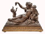 statue représentant une femme et deux enfants, posée sur un socle en marbre