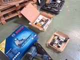 une boîte à outils posée par terre à côté d'une pile de cartons