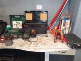 une table dans une pièce, sur laquelle se trouvent des outils