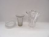 un vase en verre et un verre posés sur une table