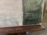 un tableau posé sur une table sur laquelle se trouve un tableau
