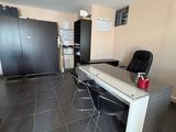 un bureau avec deux chaises et une armoire dans la pièce