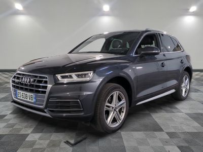 l'audi qx est garée sur un carrelage à carreaux