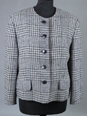 une veste à carreaux noirs et blancs sur un mannequin, un mannequin, un mannequin, un mannequin, un mannequin, un mannequin, un mannequin, un mannequin, un mannequin