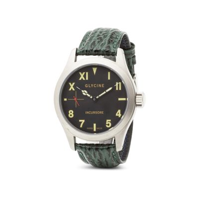 une image d'un gros plan d'une montre-bracelet sur un fond blanc