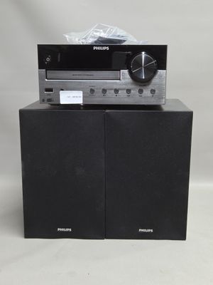 la chaîne hi-fi est posée sur un boîtier noir