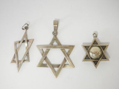 trois pendentifs en forme d'étoile de David et un pendentif en forme de crâne