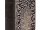 un vieux livre avec une couverture décorative sur fond blanc