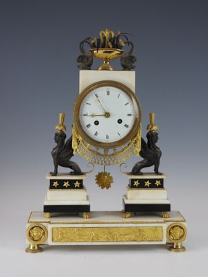 une horloge posée sur une table