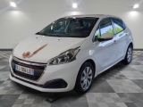 La petite voiture blanche est garée dans le garage au sol carrelé.