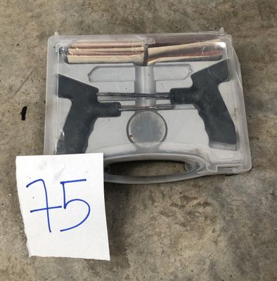 deux armes à feu dans un étui en plastique auquel est attachée une note