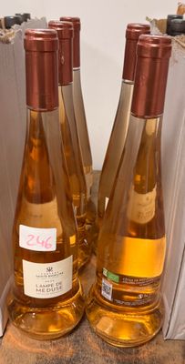 plusieurs bouteilles de vin sont alignées sur un comptoir
