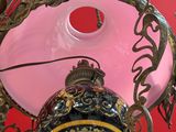 une lampe suspendue au plafond dans la pièce