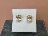 un gros plan sur une paire de boucles d'oreilles posées sur un bloc de marbre