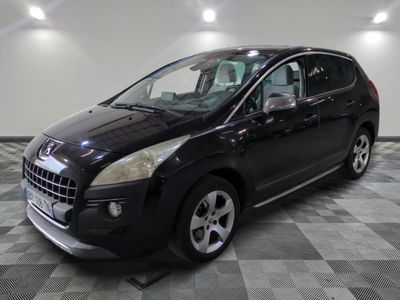 la voiture noire est garée dans le garage sur le sol en damier