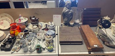 une table sur laquelle se trouvent de nombreux objets différents