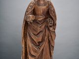 une statue en bois représentant une femme tenant un enfant