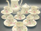 many cups and saucers that are arranged in a circle